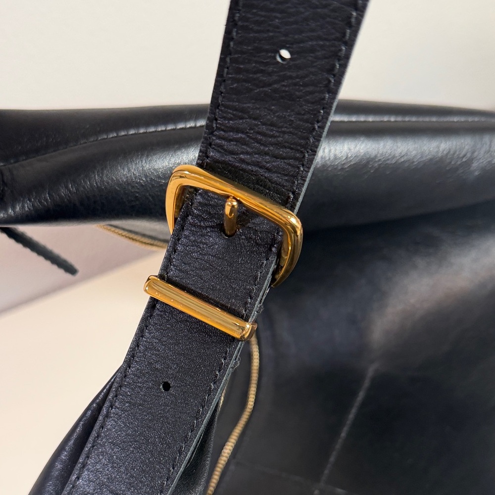 Madewell Essentials Curve Black Leather Shoulder Bag - Picture 7 of 7